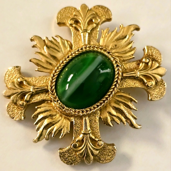 Vintage Accessocraft NYC Gold Tone Green Maltese Cross Brooch pendant estate - Picture 1 of 12
